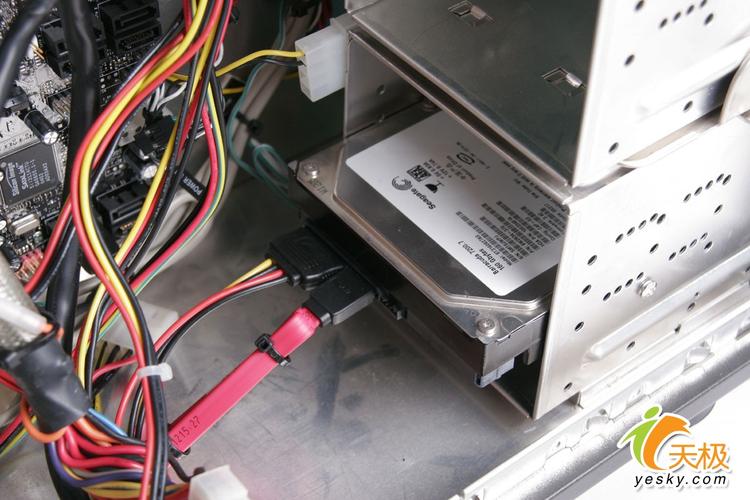 移动硬盘怎么插在电脑主板吗（移动硬盘如何固定在台式机箱上）